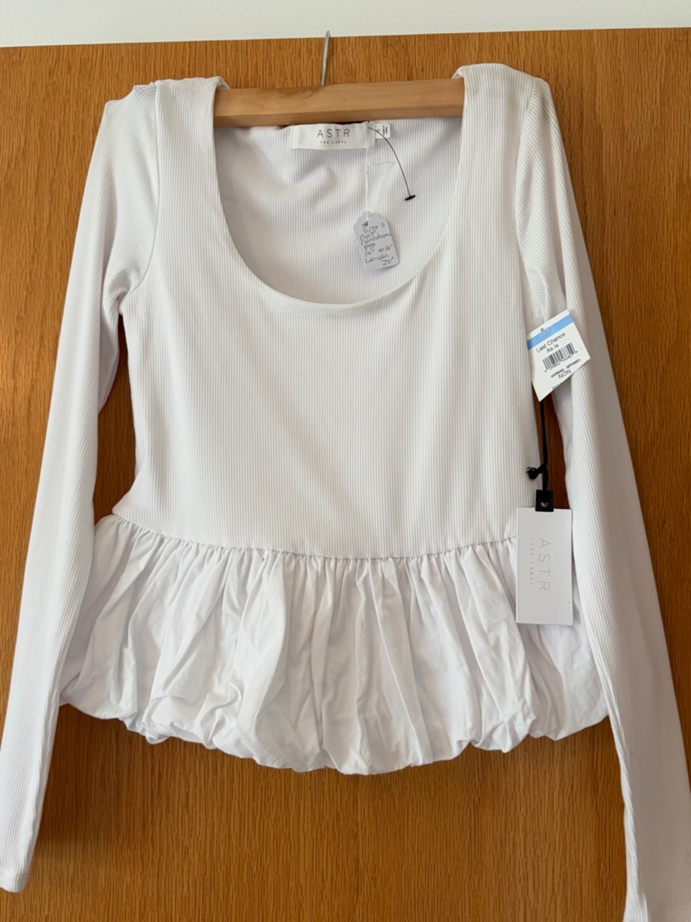 #554 Astr NWT Beautiful White Ruffle-Hem Long Sleeve Scoop Top - Picture 2 of 7